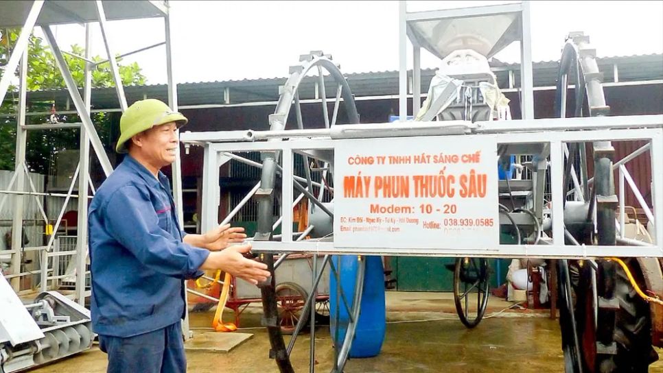 Ông Phạm Văn Hát giới thiệu chiếc máy phun thuốc trừ sâu chuẩn bị gửi cho khách hàng. Ảnh: TRẦN LƯU