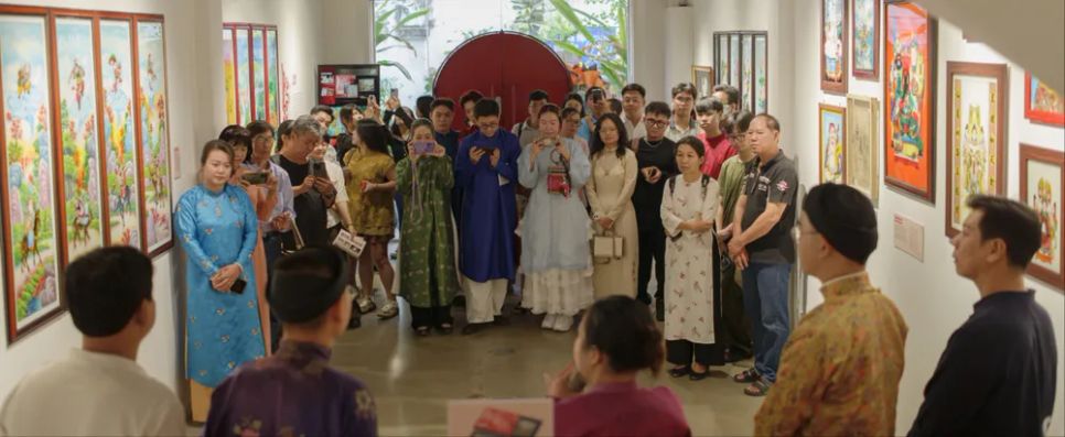 Khách tham quan triển lãm Nam Sử Họa Kiếng (ẢNH: BTCCC)