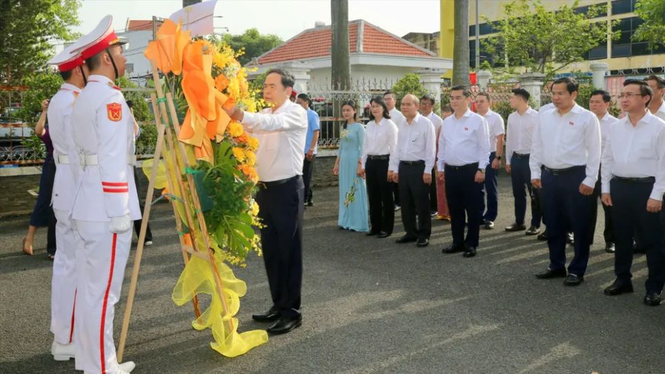 Chủ tịch Quốc hội Trần Thanh Mẫn cùng các đại biểu dâng hoa, dâng hương. Ảnh: DŨNG PHƯƠNG