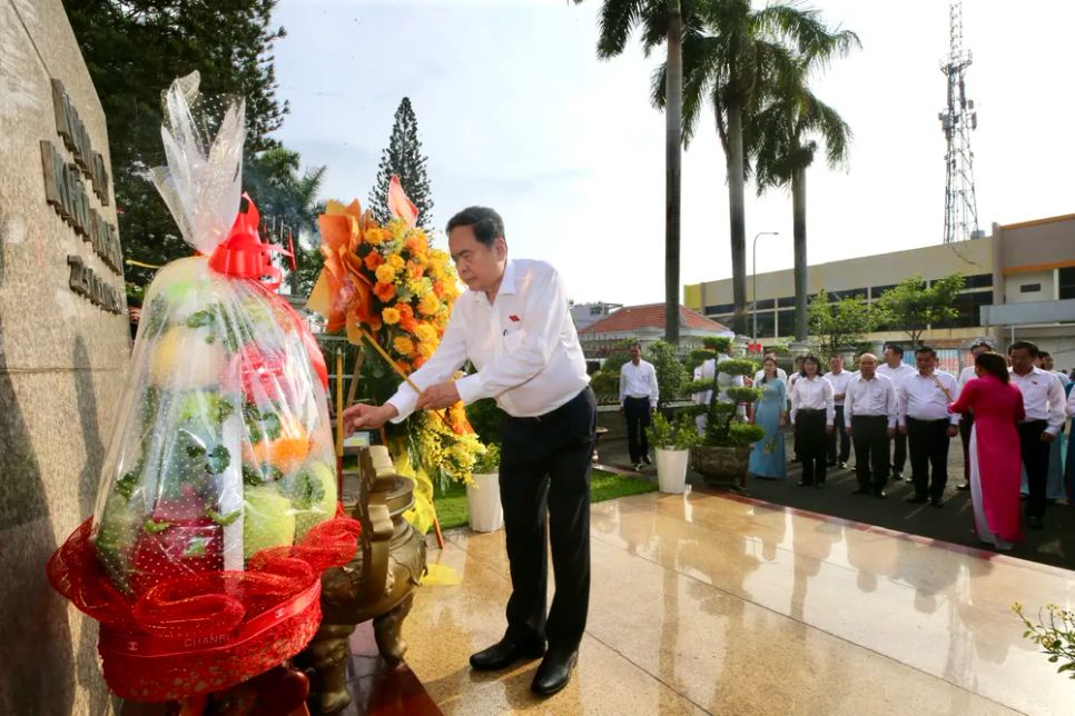 Chủ tịch Quốc hội Trần Thanh Mẫn dâng hương tại Di tích lịch sử văn hóa quốc gia Địa điểm Dinh Quận Hóc Môn. Ảnh: DŨNG PHƯƠNG