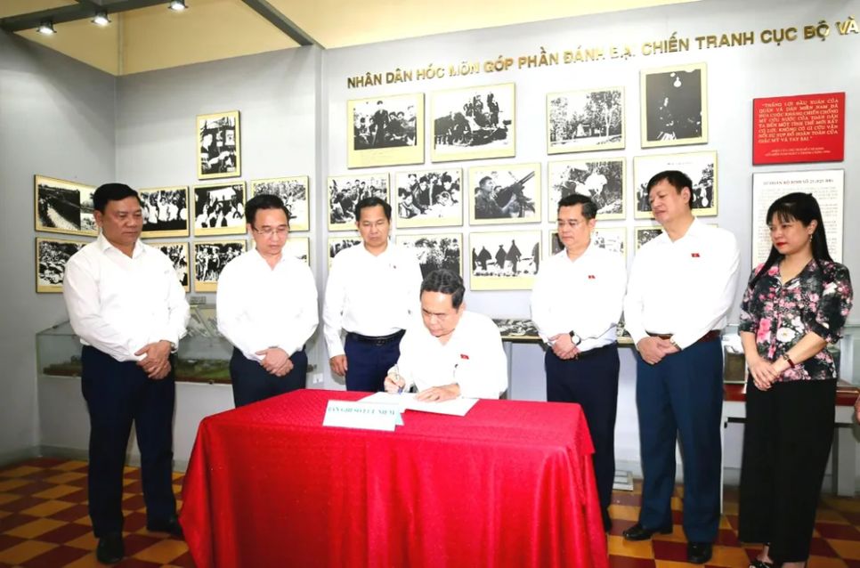 Chủ tịch Quốc hội Trần Thanh Mẫn ghi sổ lưu bút. Ảnh: DŨNG PHƯƠNG