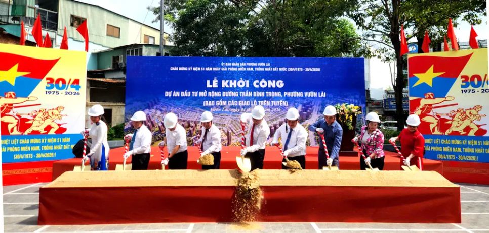 Phó Chủ tịch UBND TPHCM Hoàng Nguyên Dinh cùng đại diện các đơn vị liên quan thực hiện nghi thức khởi công. Ảnh: QUỐC HÙNG