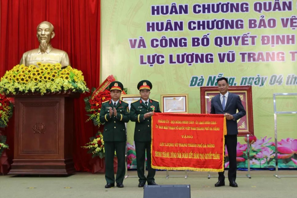 Thành ủy, HĐND, UBND, Ủy ban MTTQ Việt Nam thành phố tặng bức trướng với dòng chữ 