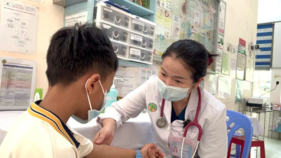 Bác sĩ thăm khám cho bệnh nhi T.A. trước khi xuất viện.