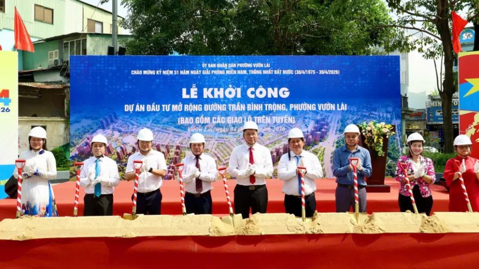 Phó Chủ tịch UBND TP.HCM Hoàng Nguyên Dinh các đại biểu thực hiện nghi thức khởi công (ảnh: G.A)