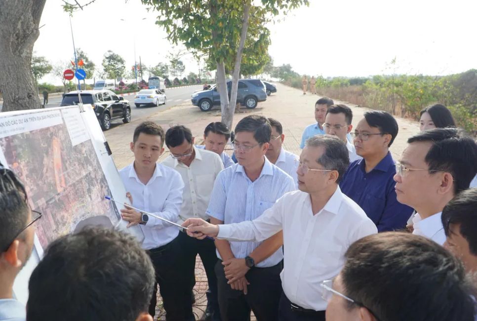 Bí thư Trung ương Đảng, Chánh án Tòa án nhân dân tối cao Nguyễn Văn Quảng cùng lãnh đạo UBND tỉnh Lâm Đồng khảo sát một số dự án ven biển của tỉnh