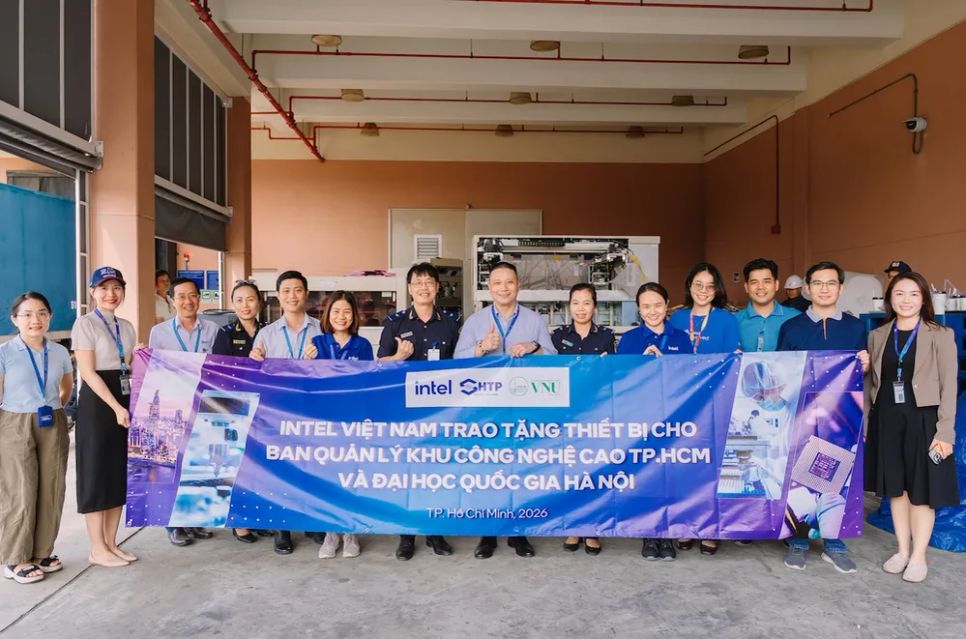 Intel trao tặng thiết bị sản xuất chip phục vụ đào tạo cho SHTP và VNU Hà Nội.