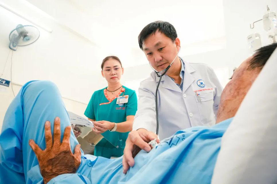 TS-BS Trương Nguyễn Hoài Linh thăm khám cho người bệnh sau phẫu thuật. <br>
