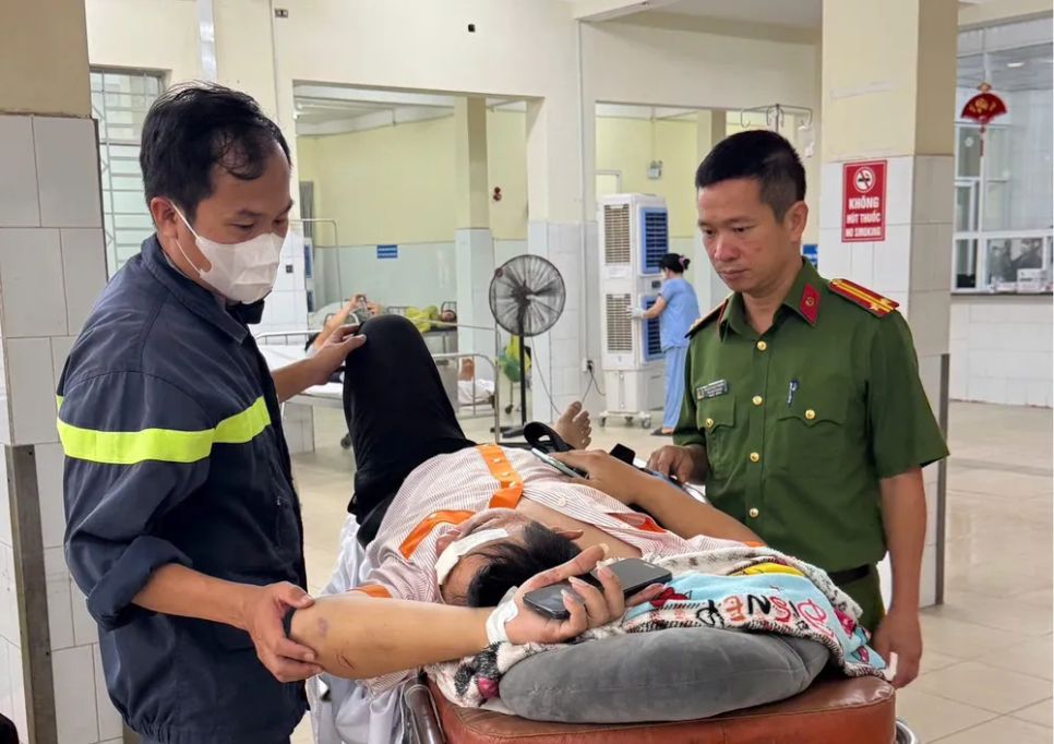 Hành khách bị thương được đưa đi điều trị kịp thời