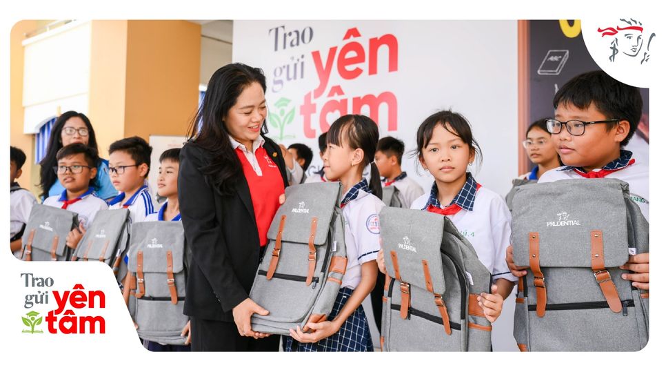 Đại diện Prudential Việt Nam trao quà cho học sinh tham gia chương trình Cha‑Ching