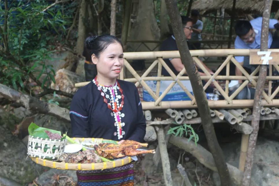 Các cô gái Vân Kiều xúng xính váy áo truyền thống phục vụ các món ăn bản địa tại thác Tà Puồng