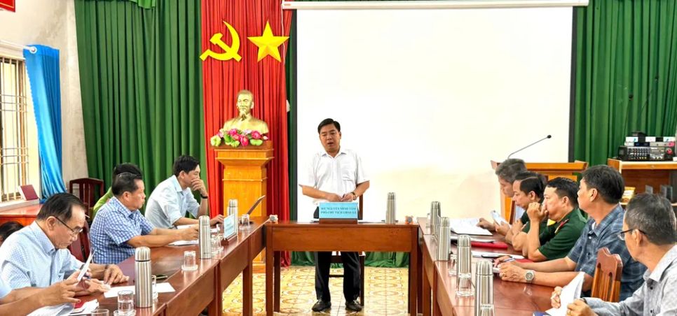 Ông Nguyễn Minh Tâm, Phó Chủ tịch UBND xã Long Hải chủ trì cuộc họp