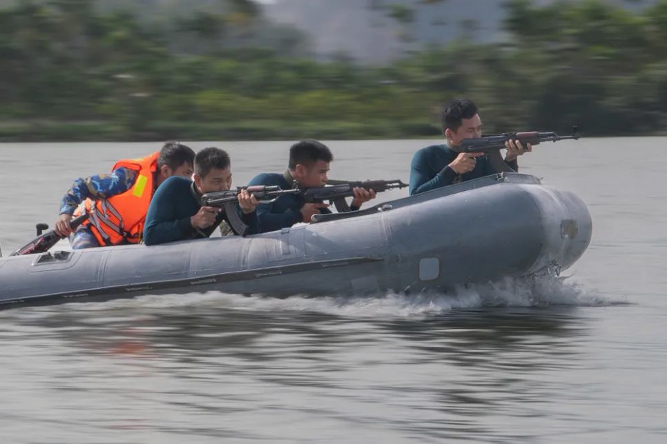 Bộ đội đặc công nước (thuộc Quân chủng Hải quân) huấn luyện đánh chiếm mục tiêu. Ảnh: QUÂN CHỦNG HẢI QUÂN