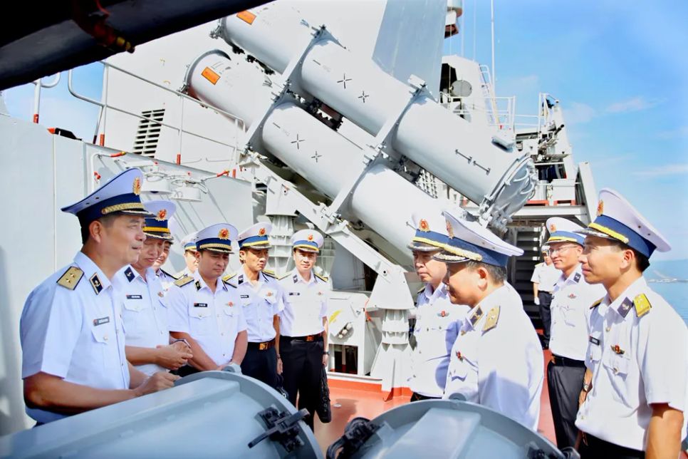 Phó Đô đốc Nguyễn An Phong (ngoài cùng bên trái), Bí thư Đảng ủy, Chính ủy Quân chủng Hải quân kiểm tra công tác sẵn sàng chiến đấu tại đơn vị tàu mặt nước thuộc Vùng 4 Hải quân. Ảnh: QUÂN CHỦNG HẢI QUÂN