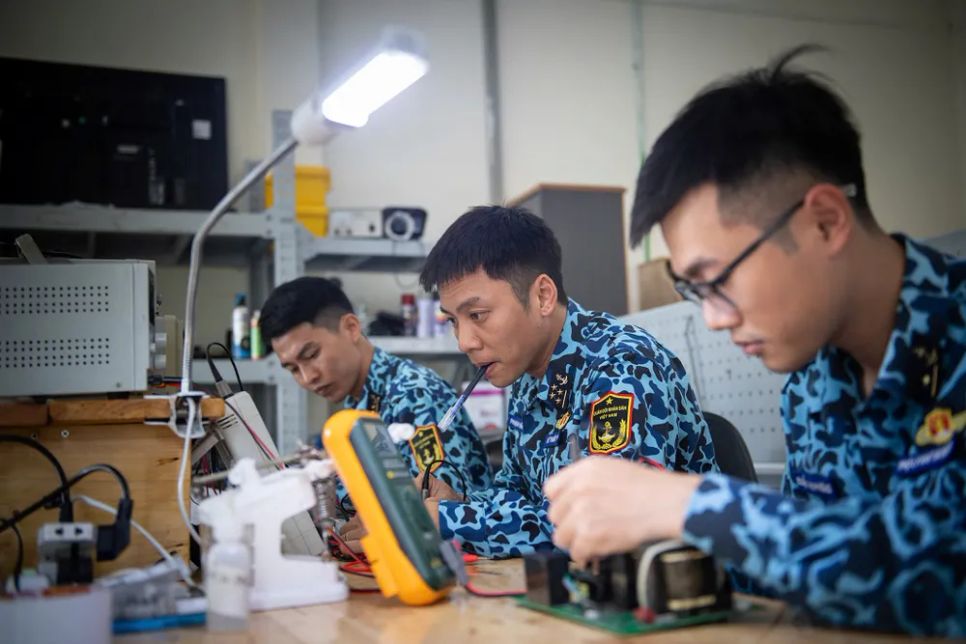 Thủy thủ tàu ngầm tích cực nghiên cứu khoa học để làm chủ đại dương. Ảnh: QUÂN CHỦNG HẢI QUÂN