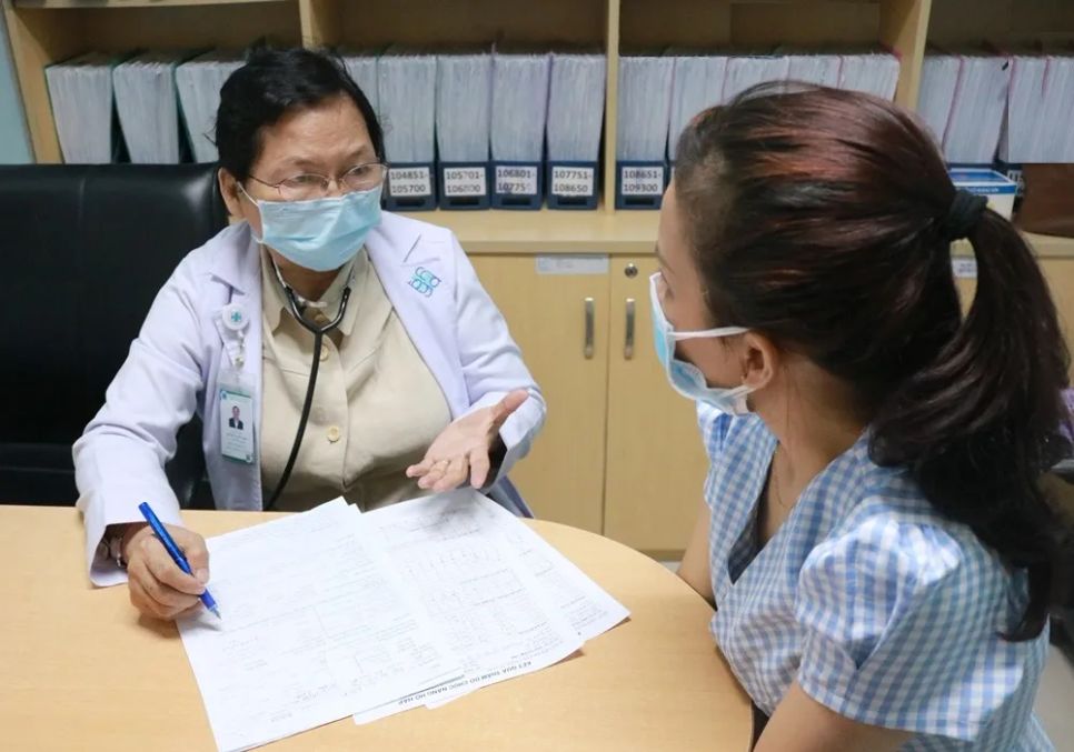 PGS-TS-BS. Lê Thị Tuyết Lan khám cho người bệnh hen suyễn