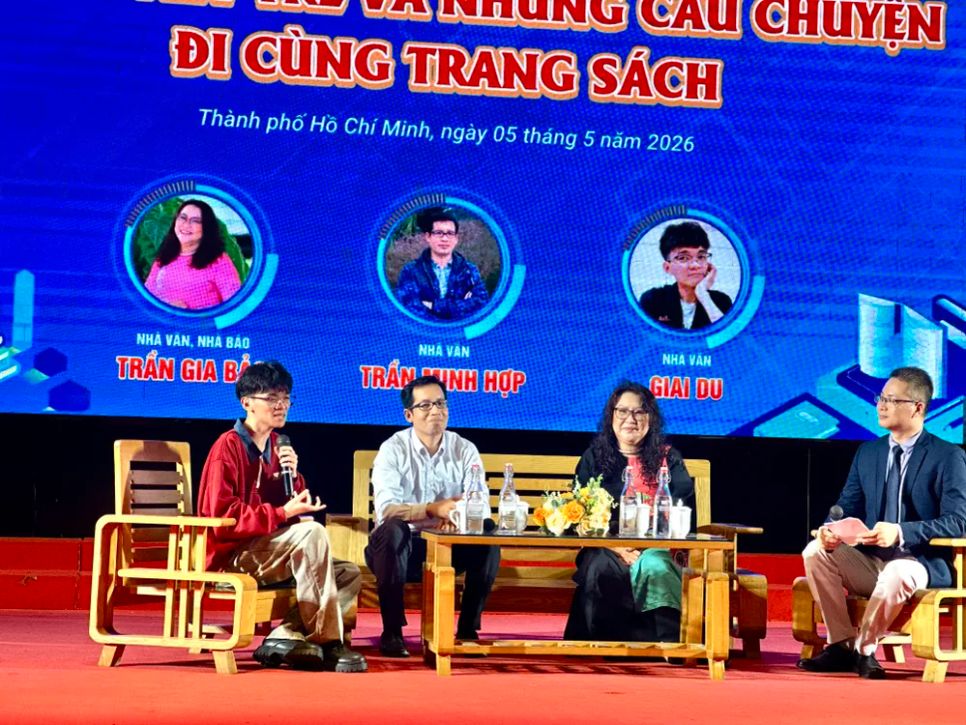 Các khách mời tại chương trình. Từ trái qua: nhà văn trẻ Giai Du, nhà văn trẻ Trần Minh Hợp và nhà văn Trần Gia Bảo. Ảnh: QUỲNH YÊN