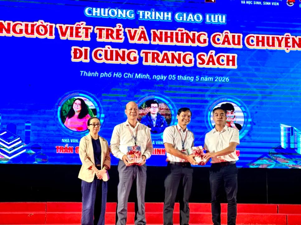 Lãnh đạo Chi nhánh NXB Kim Đồng tại TPHCM trao tặng sách cho Khoa Văn học và Thư viện Trường ĐHSP TPHCM. Ảnh: QUỲNH YÊN
