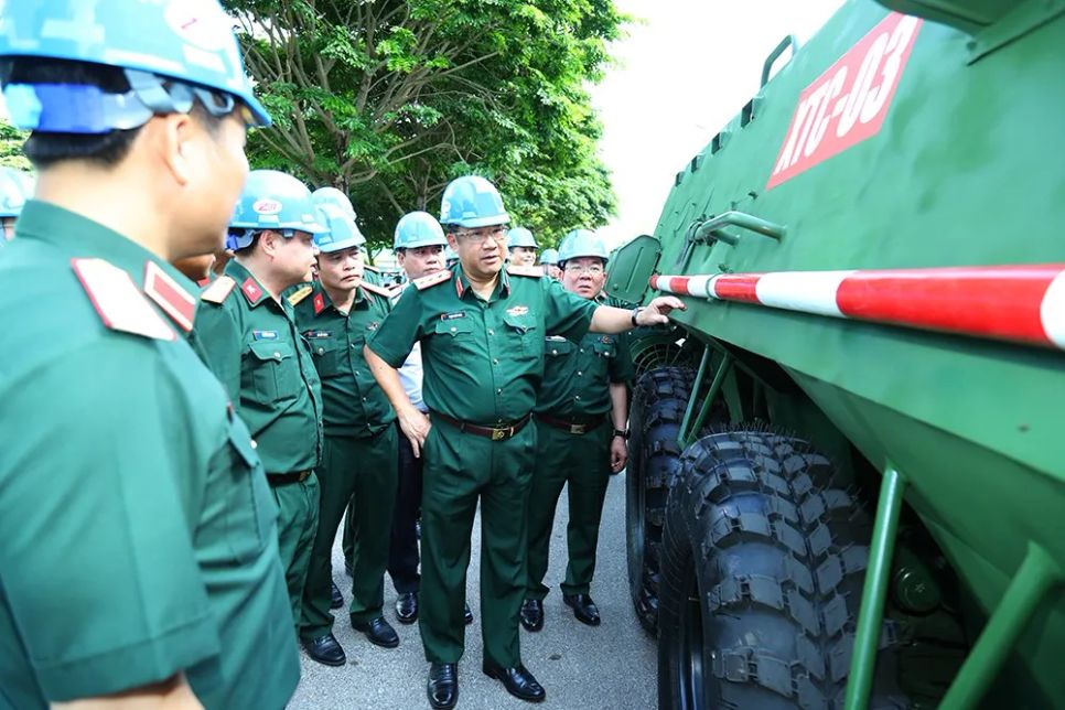 Thượng tướng Phạm Hoài Nam kiểm tra tiến độ, thiết kế, chế tạo xe thiết giáp chở quân chiến đấu XTC-03 tại nhà máy Z111. Ảnh: Bộ Quốc phòng