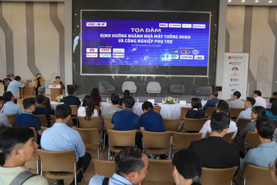 Toàn cảnh toạ đàm. ẢNH QUANG HUY