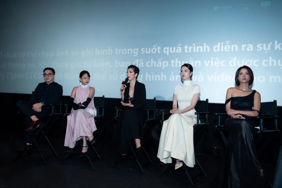 <i>Ê-kíp đoàn phim giao lưu sau suất chiếu ra mắt đầu tiên. Ảnh: ĐPCC</i>