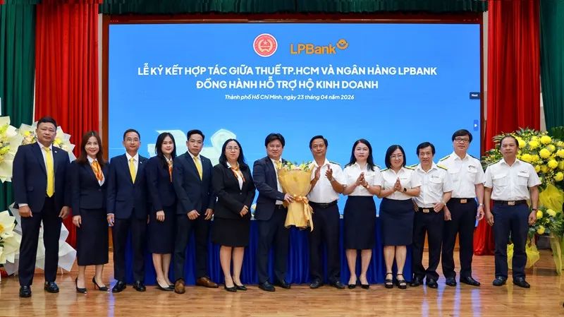 Tập thể LPBank và tập thể Thuế TPHCM chụp ảnh lưu niệm tại lễ ký kết hợp tác