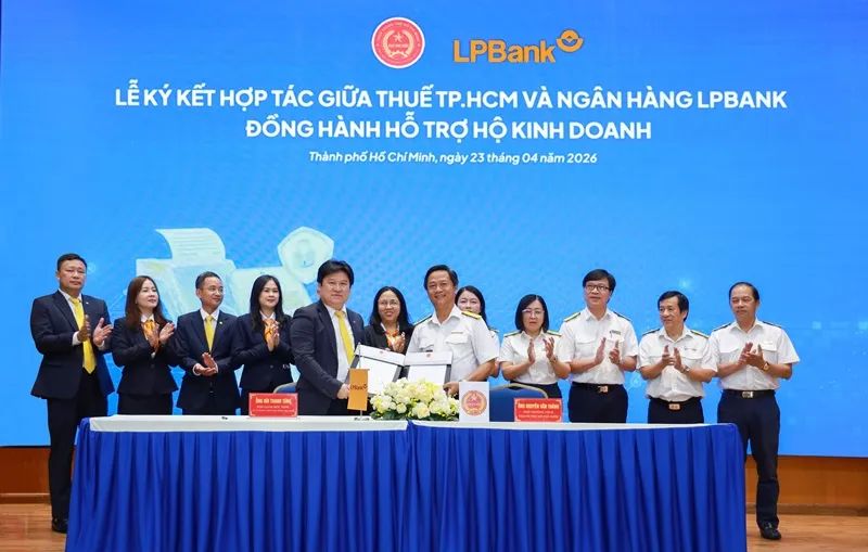 Ông Bùi Thanh Tùng, Phó Giám đốc Ngân hàng Bán lẻ LPBank (hàng đầu bên trái) và ông Nguyễn Văn Thành, Phó Trưởng Thuế TPHCM (hàng đầu bên phải) ký kết Biên bản ghi nhớ hợp tác