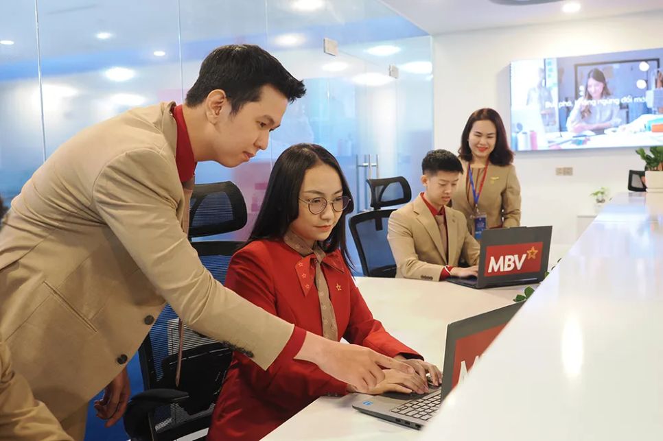 Nhân viên một doanh nghiệp làm việc ở Trung tâm Tài chính Quốc tế Việt Nam tại TPHCM <br> ẢNH: HOÀNG HÙNG
