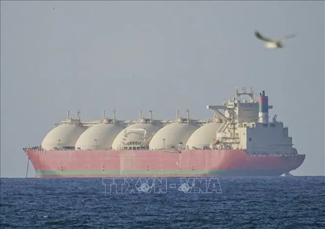 Tàu hàng di chuyển qua eo biển Hormuz khi lệnh ngừng bắn giữa Mỹ với Iran có hiệu lực trong hai tuần, ngày 8/4/2026. Ảnh: Anadolu Agency/TTXVN