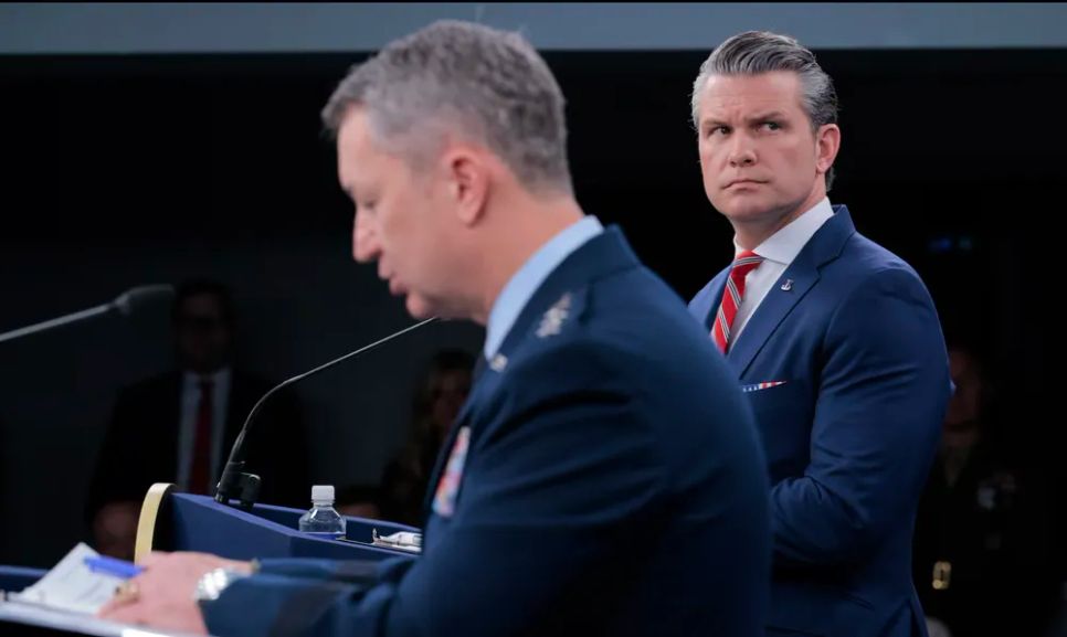 Bộ trưởng Quốc phòng Mỹ Pete Hegseth và Chủ tịch Hội đồng Tham mưu trưởng Liên quân, Tướng Dan Caine, phát biểu trong cuộc họp báo tại Lầu Năm Góc, ngày 5-5. Ảnh: <span style=