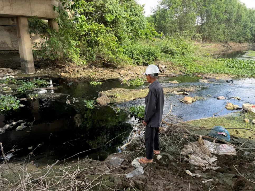 Người dân bức xúc khi tuyến kênh bị ô nhiễm nghiêm trọng. Ảnh: NGUYỄN TRANG