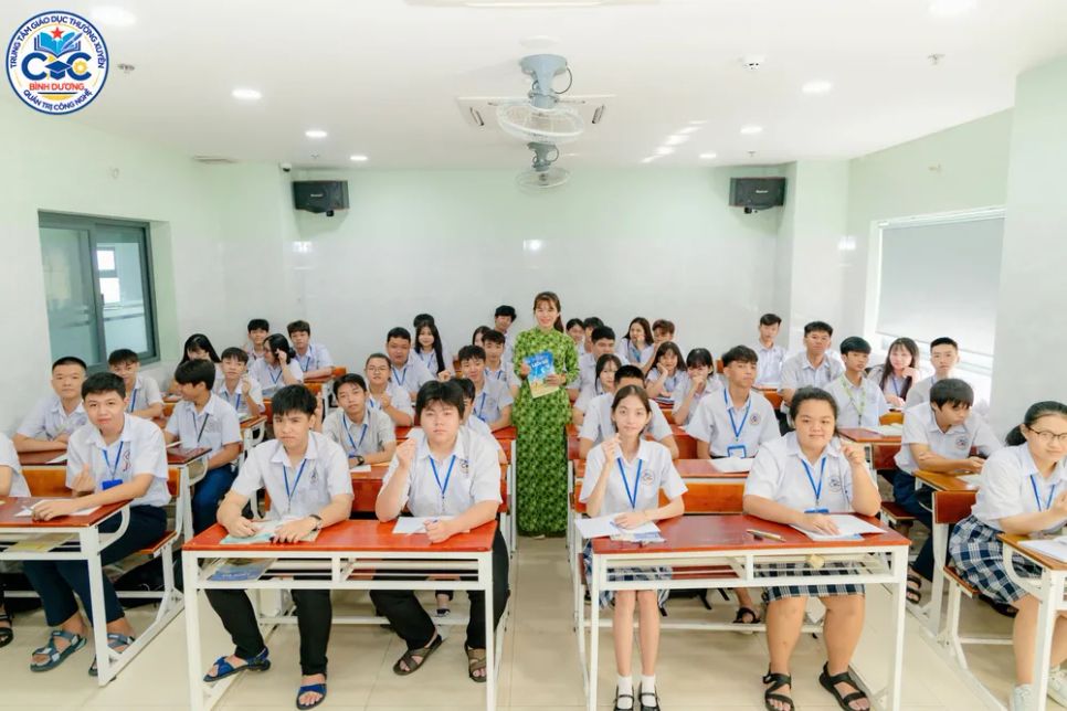 Học sinh lớp 10 học văn hóa 2 buổi/ngày tại phòng học máy lạnh, bảo đảm môi trường học tập thuận lợi, thoải mái