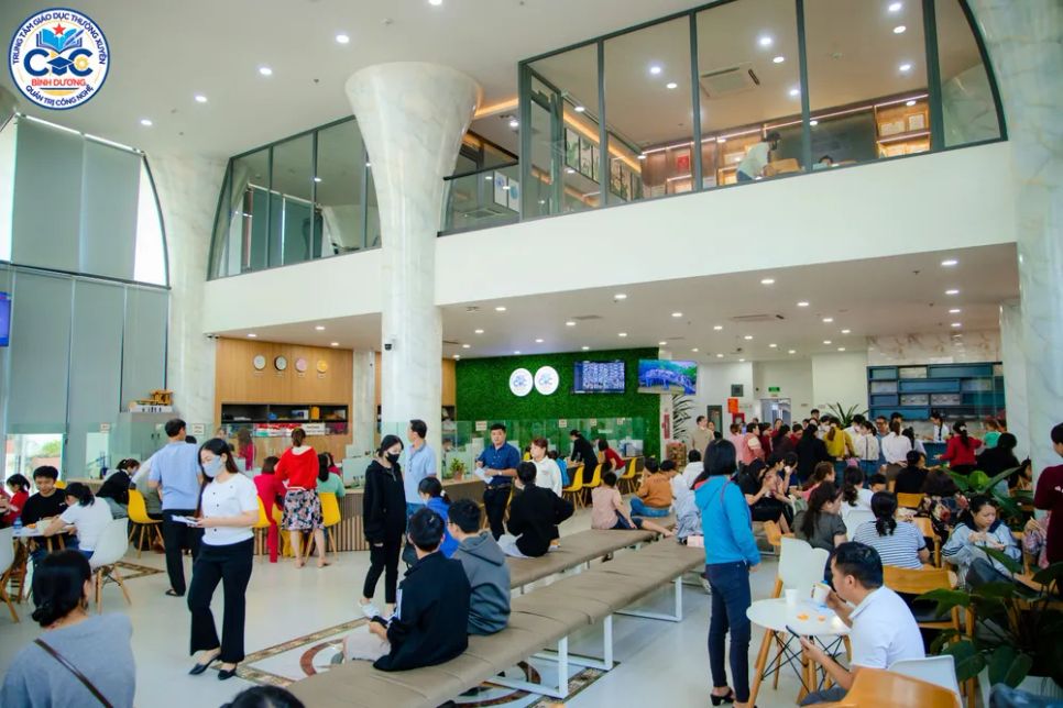 Khu sảnh chính của Trung tâm đón tiếp, nhận hồ sơ và tư vấn phụ huynh, học sinh tìm hiểu thông tin tuyển sinh năm học mới