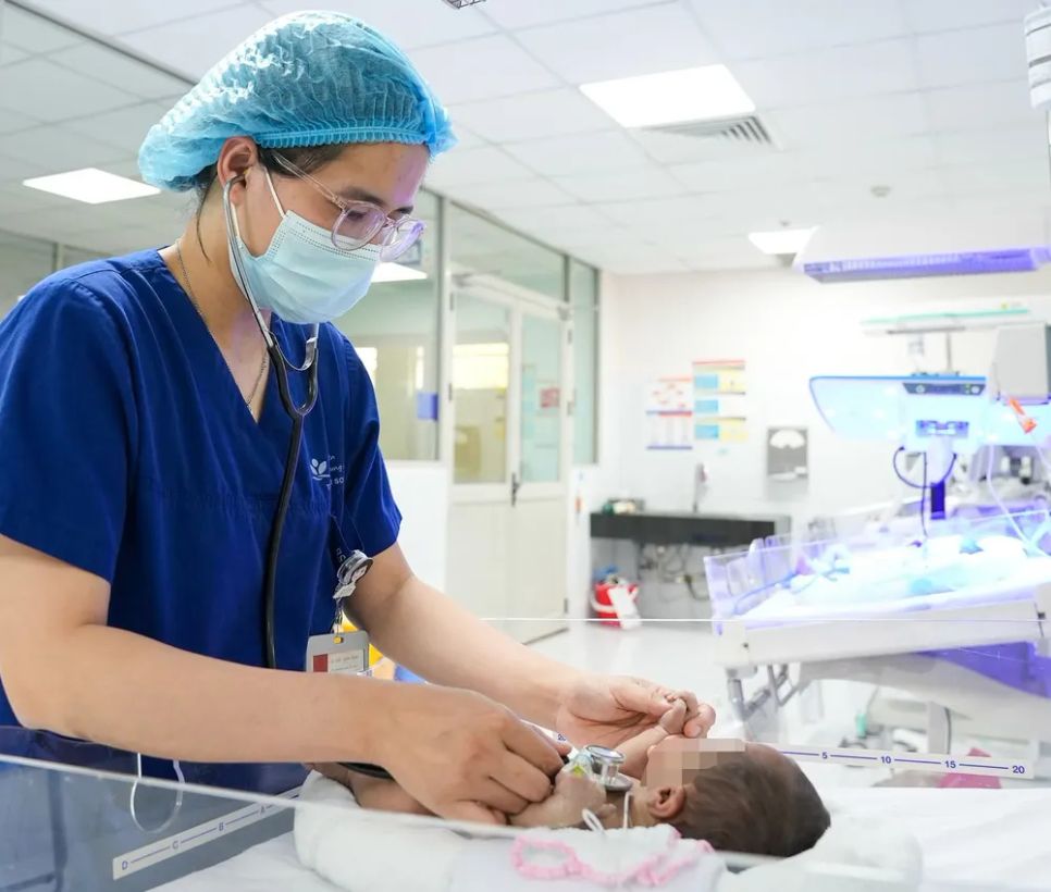 Bệnh nhi được bác sĩ thăm khám sau khi được truyền máu. Ảnh: PHẠM NGUYÊN