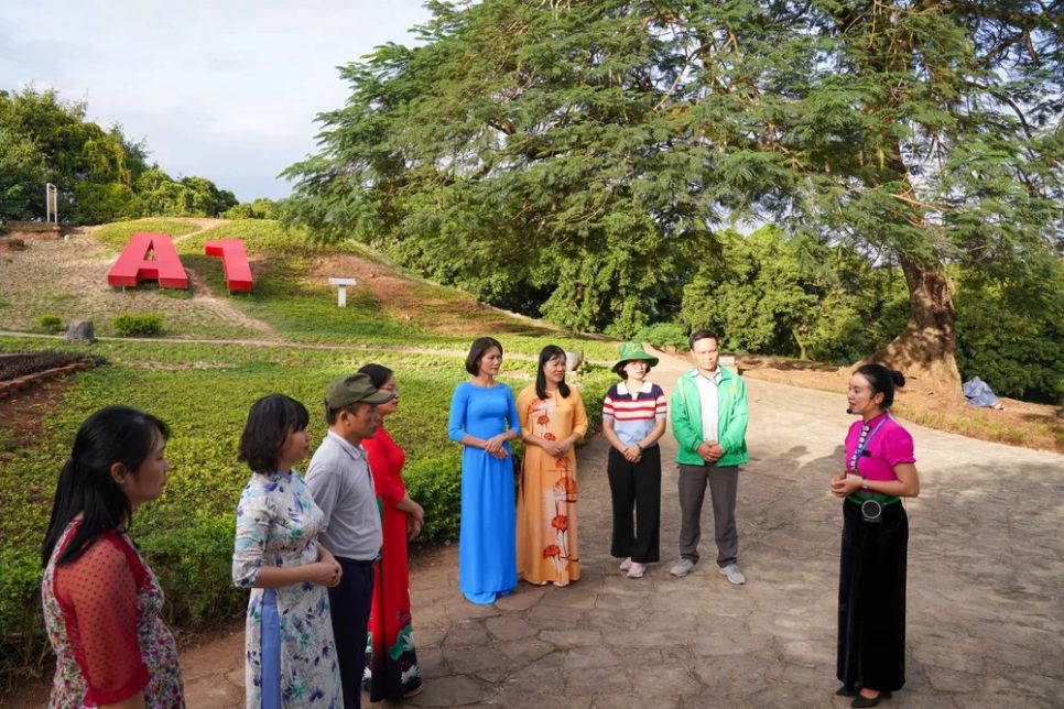 Du khách thập phương tìm hiểu về sự kiện lịch sử Chiến thắng Điện Biên Phủ tại Đồi A1. Ảnh minh họa: ĐỖ TRUNG