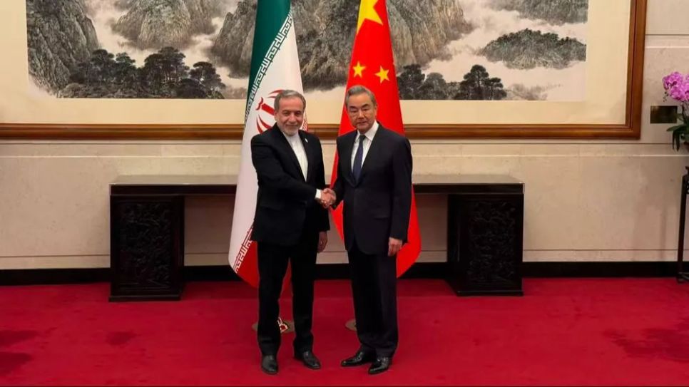 Bộ trưởng Ngoại giao Trung Quốc Vương Nghị tiếp Ngoại trưởng Iran Abbas Araghchi tại Bắc Kinh. Ảnh:TÜRKIYE TODAY