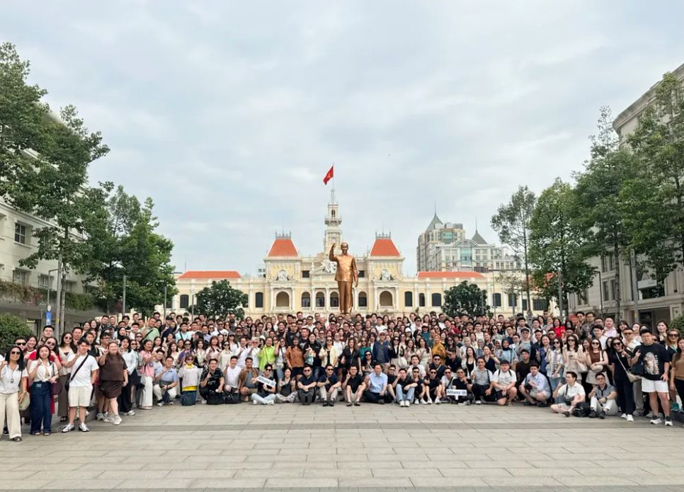 Đoàn khách tham quan TPHCM