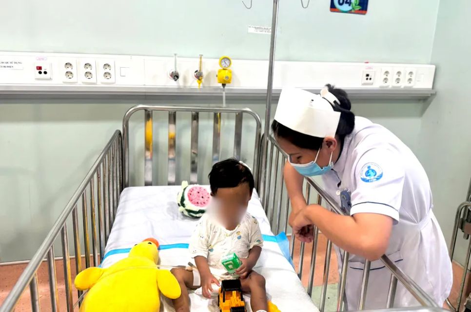Bé ăn uống được, vui vẻ khi chơi đồ chơi.