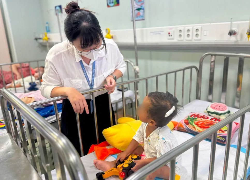 Bé trai nhận được sự quan tâm, chăm sóc của Bệnh viện Nhi đồng 1.