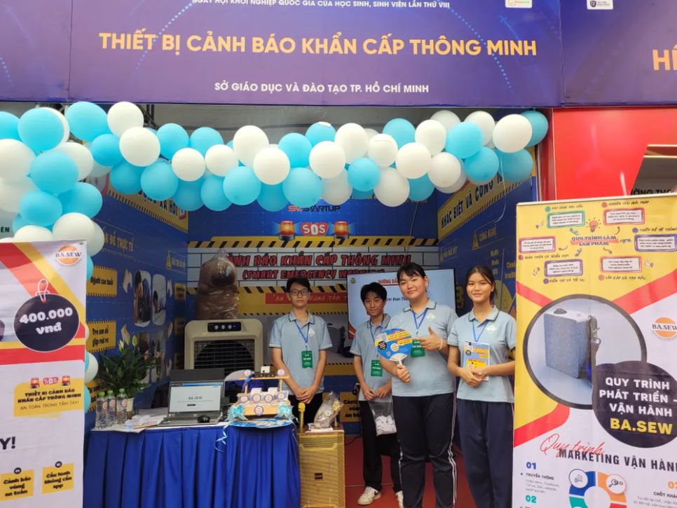 Học sinh TPHCM tham gia Ngày hội khởi nghiệp quốc gia với giải pháp thiết bị cảnh báo khẩn cấp thông minh. Ảnh: PHAN THẢO