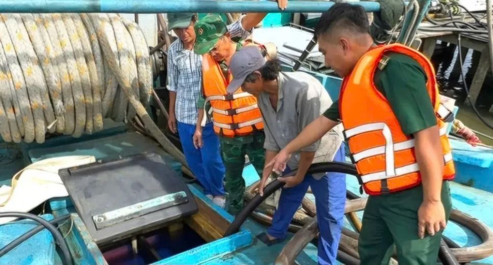 Lực lượng chức năng kiểm tra hầm chứa dầu không rõ nguồn gốc. Ảnh: HOÀNG TÁ