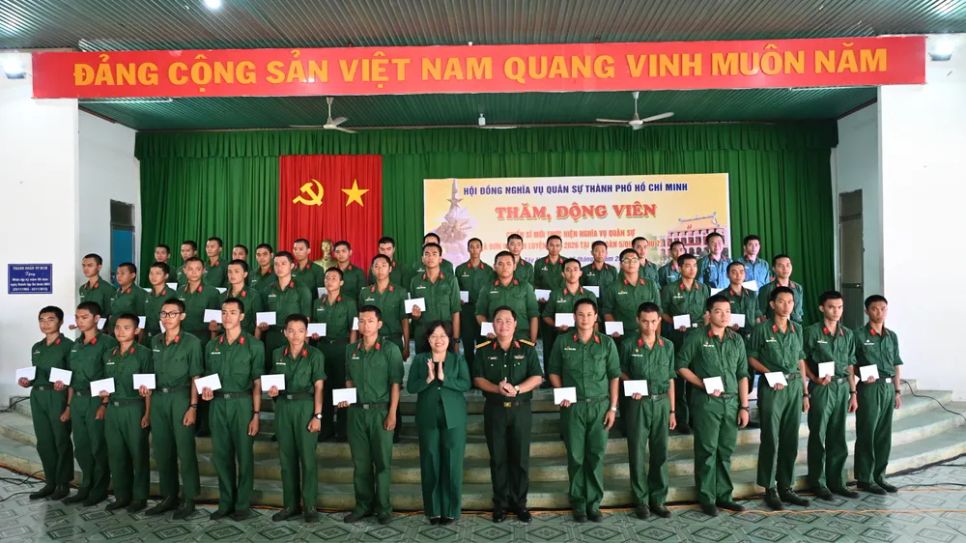 Đoàn công tác tặng quà chiến sĩ mới tại Sư đoàn Bộ binh 5