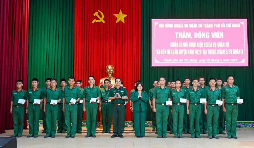 Đoàn công tác thăm, tặng quà chiến sĩ mới tại Sư đoàn Bộ binh 9