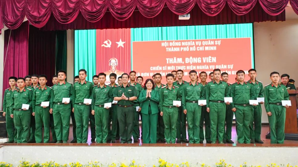 Đoàn công tác thăm, tặng quà chiến sĩ mới tại Trung Đoàn Gia Định