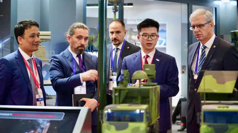 Khách quốc tế tìm hiểu sản phẩm quốc phòng Viettel tại SAHA 2026. Ảnh: VTM