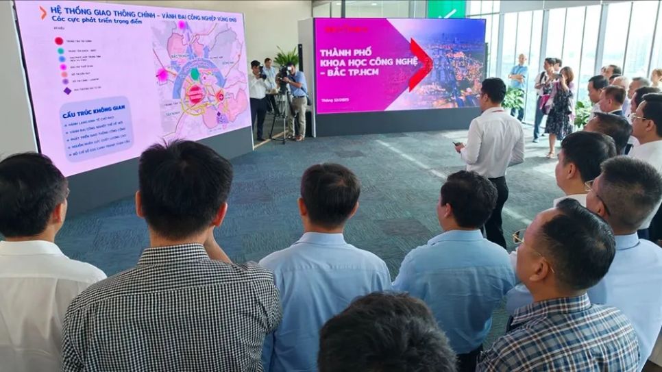 Khách tham quan Đô thị KH-CN ở phường Bình Dương (TPHCM), không gian phát triển khoa học công nghệ, đổi mới sáng tạo và sản xuất công nghệ cao quy mô lớn. ẢNH: TẤN BA