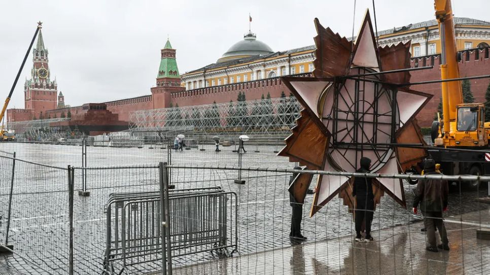 Công tác chuẩn bị tại Quảng trường Đỏ ở Thủ đô Moscow, Nga cho lễ kỷ niệm Ngày Chiến thắng 9-5. Ảnh: TASS
