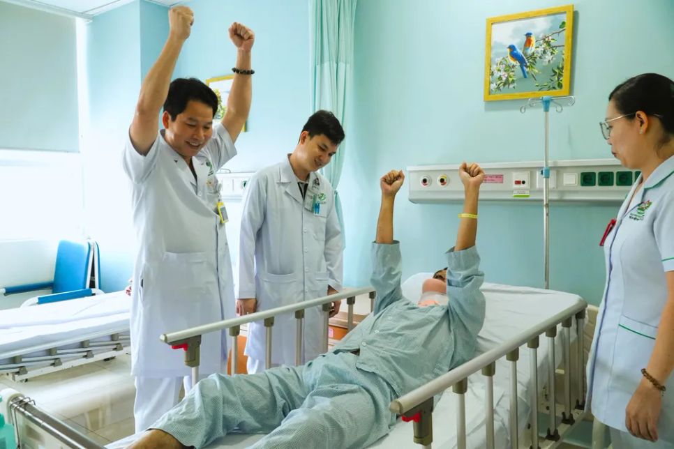 Bác sĩ thăm khám và hướng dẫn người bệnh các bài tập phục hồi chức năng tại giường (Ảnh: BVCC)