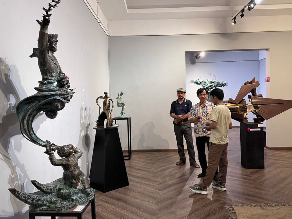 Khách tham quan triển lãm Điêu khắc Thành phố 5 năm. ẢNH: THIÊN BÌNH