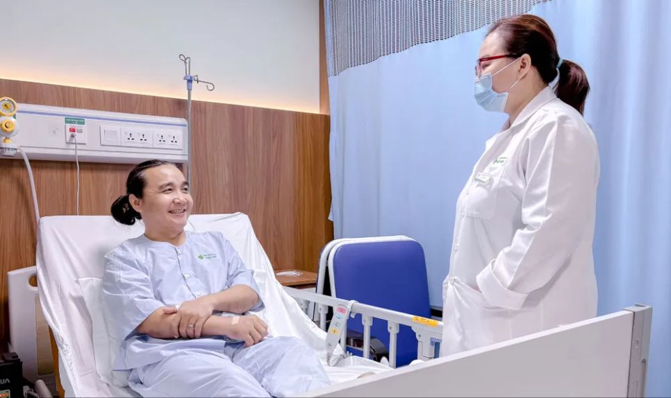 Bác sĩ thăm khám cho người bệnh